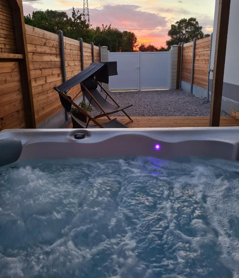 A Fleur De Spa : Maison Chaleureuse Avec Spa Privatif Et Billard. Coulogne Exterior photo