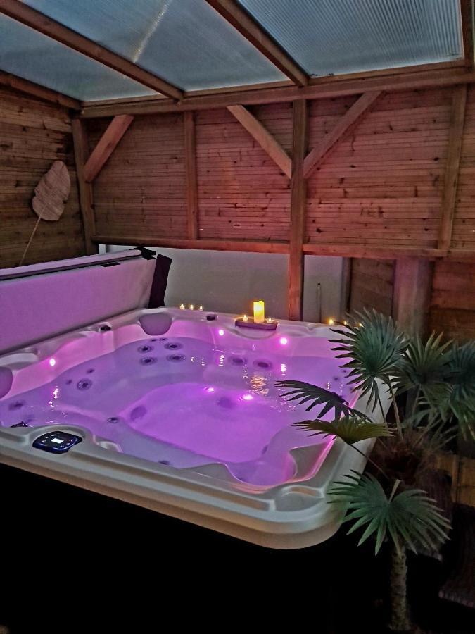 A Fleur De Spa : Maison Chaleureuse Avec Spa Privatif Et Billard. Coulogne Exterior photo